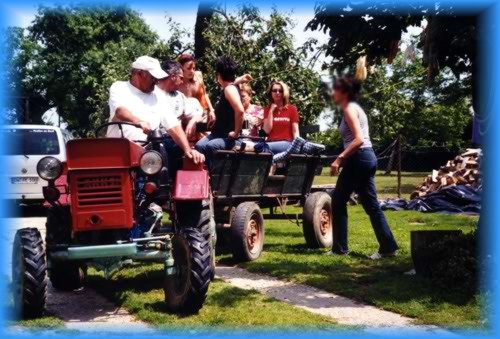 mit dem Traktor auf den Weinberg