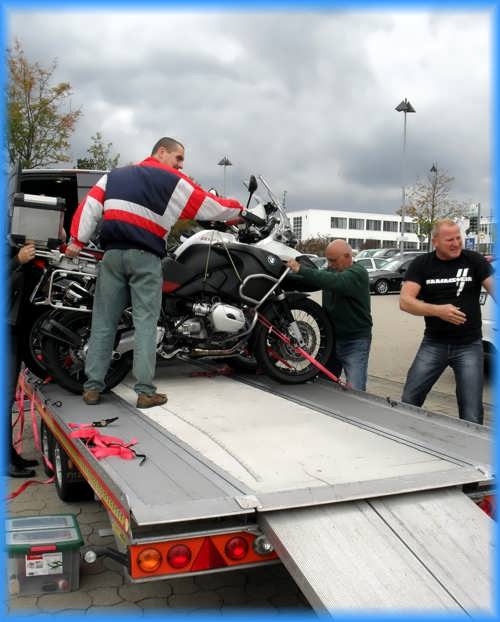 Die Motorräder werden verladen.