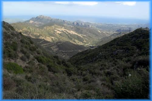 Blick von den Bergen Sardiniens